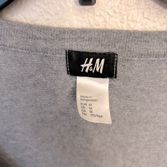 Women’s thin vneck gray sweater from H & M size medium. - Picture 2 of 6